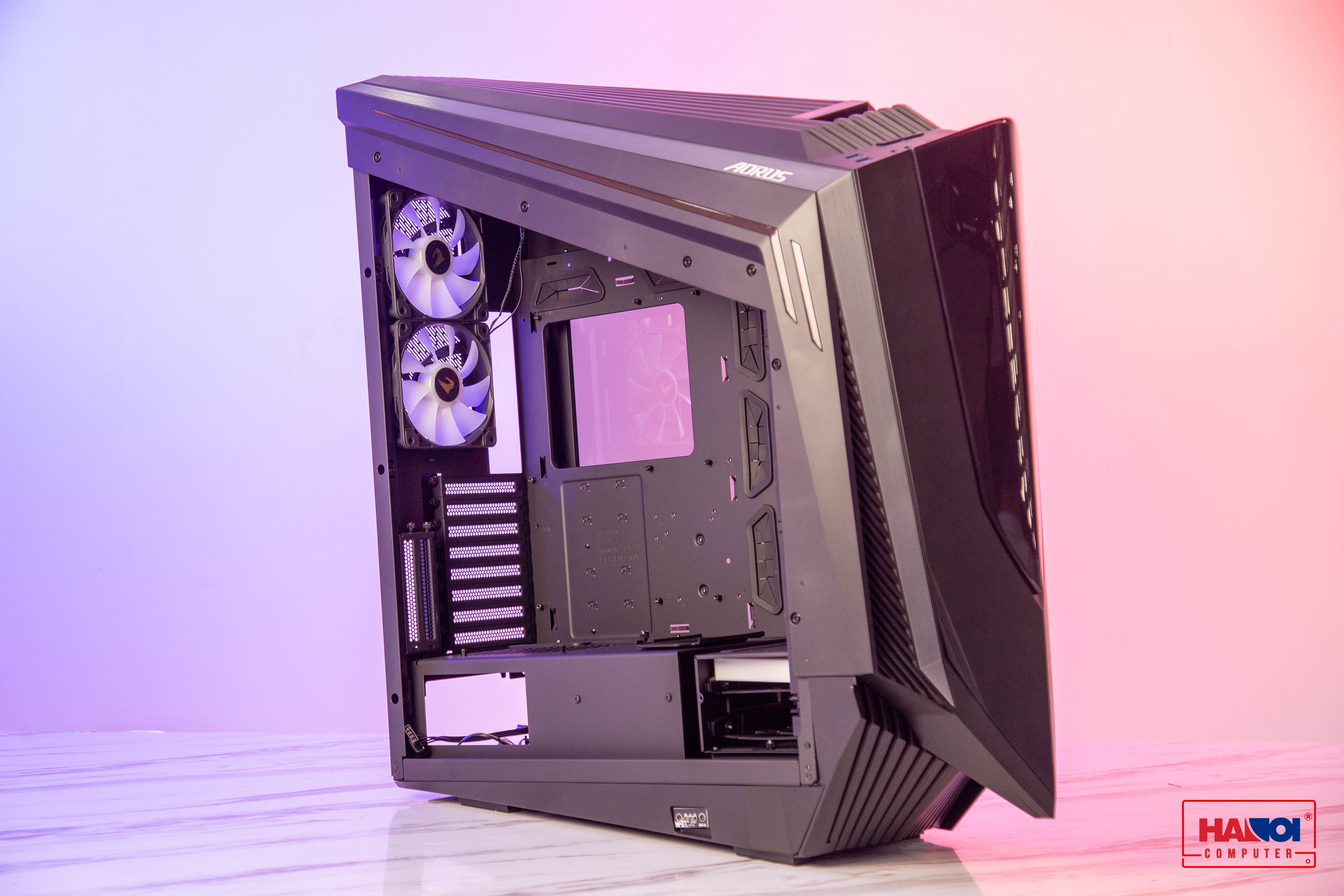 Vỏ case GIGABYTE AORUS C700G Glass là case đầu tiên với thiết kế lấy cảm hứng từ hình ảnh chú chim ưng của AORUS