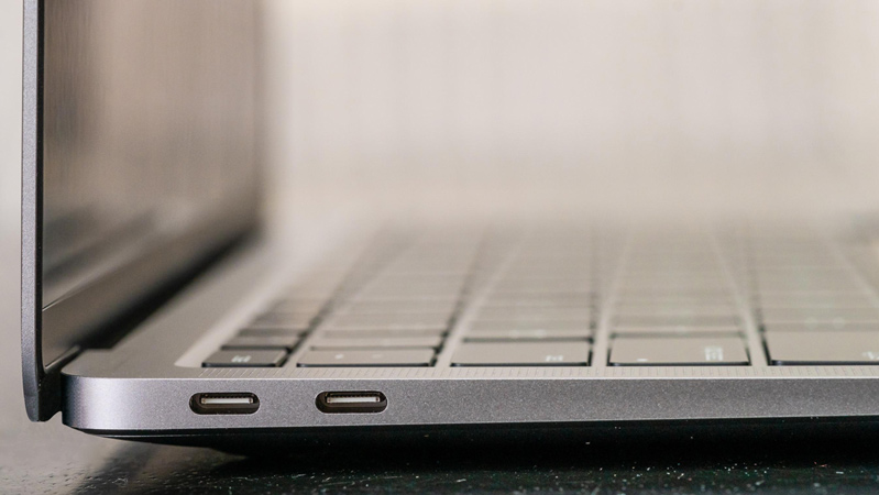  MacBook Air vẫn được trang bị 2 cổng Thunderbolt 3 (USB-C), Wi-Fi 6-802.11ax, Bluetooth v5.0 