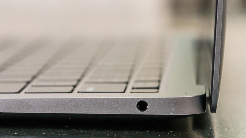 Hệ thống loa trên MacBook Air 13 inch 2020 được Apple ưu ái cải tiến khá nhiều, cung cấp trình diễn âm trầm phát ra gấp đô